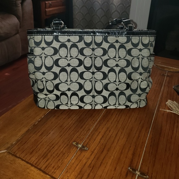 COACH Handbag, like new - Picture 2 of 4